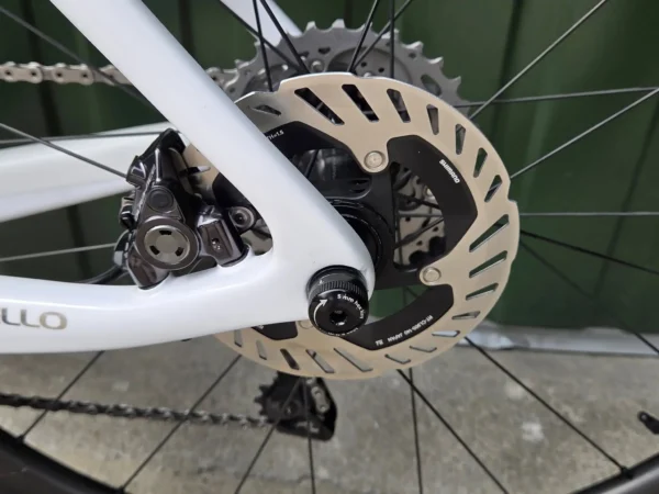 Pinarello F9 Disc karbon tárcsafékes országúti kerékpár
