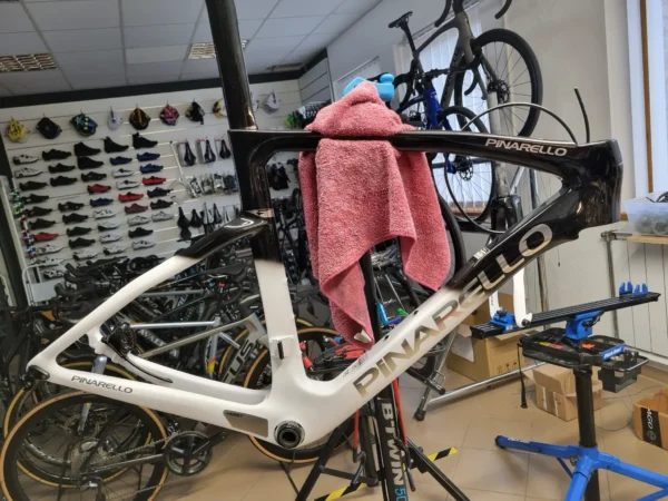 Pinarello F9 Disc karbon tárcsafékes országúti kerékpár