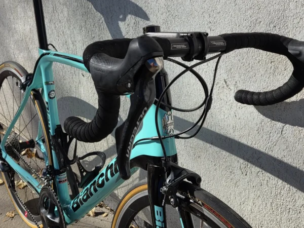 Bianchi Oltre XR3 felnifékes karbon aero országúti kerékpár
