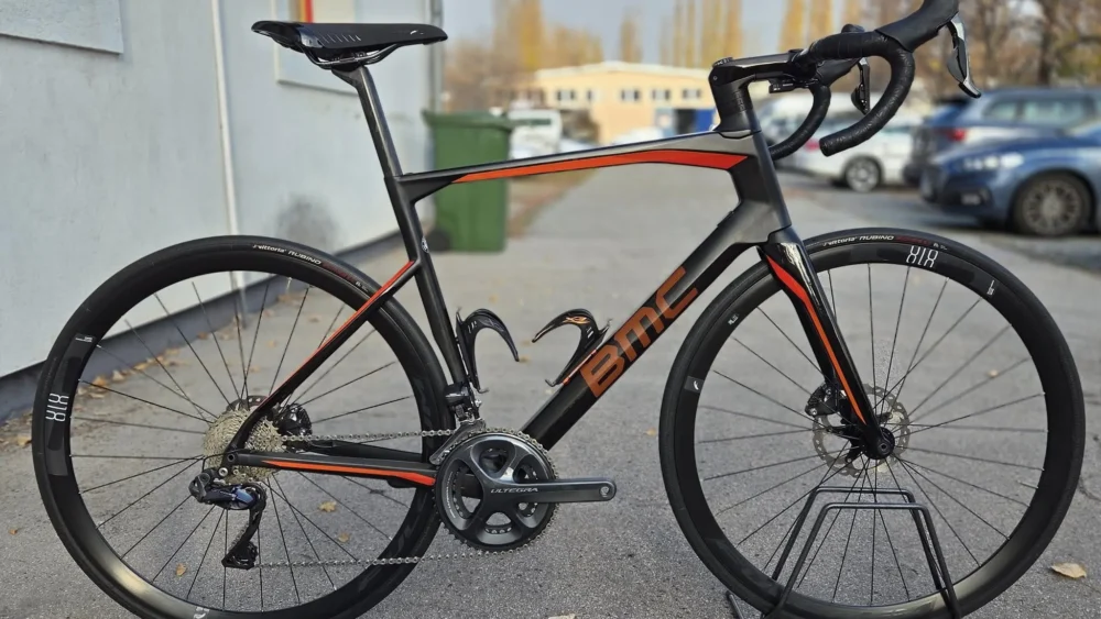 BMC RoadMachine 01 karbon tárcsafékes országúti kerékpár