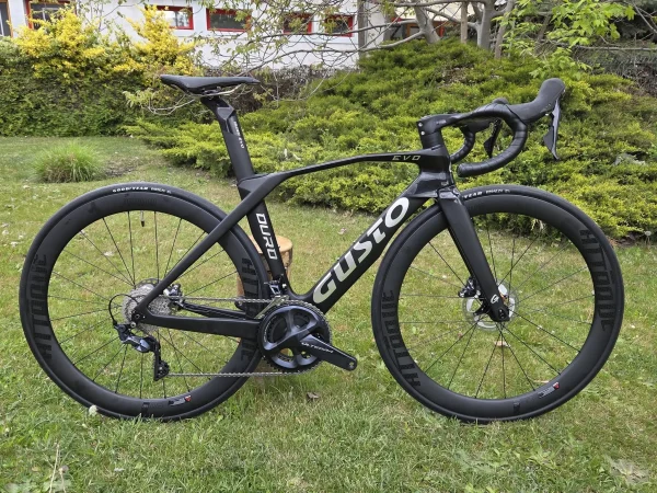Gusto Duro Evo karbon tárcsafékes aero országúti kerékpár