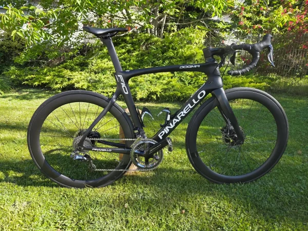 pinarello-dogma-f10-disc-karbon-tarcsafekes-orszaguti-kerekpar-00 Pinarello Dogma F10 Disc karbon tárcsafékes aero országúti kerékpár