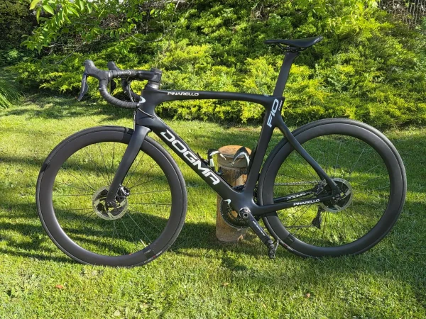 pinarello-dogma-f10-disc-karbon-tarcsafekes-orszaguti-kerekpar-01 Pinarello Dogma F10 Disc karbon tárcsafékes aero országúti kerékpár