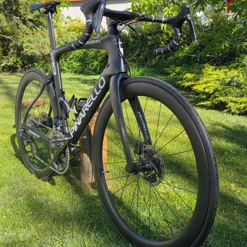 pinarello-dogma-f10-disc-karbon-tarcsafekes-orszaguti-kerekpar-02 Pinarello Dogma F10 Disc karbon tárcsafékes aero országúti kerékpár