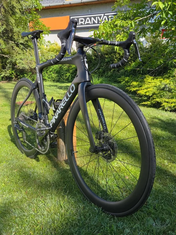 pinarello-dogma-f10-disc-karbon-tarcsafekes-orszaguti-kerekpar-02 Pinarello Dogma F10 Disc karbon tárcsafékes aero országúti kerékpár