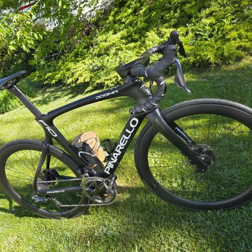 pinarello-dogma-f10-disc-karbon-tarcsafekes-orszaguti-kerekpar-03 Pinarello Dogma F10 Disc karbon tárcsafékes aero országúti kerékpár