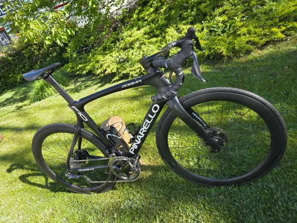 pinarello-dogma-f10-disc-karbon-tarcsafekes-orszaguti-kerekpar-03 Pinarello Dogma F10 Disc karbon tárcsafékes aero országúti kerékpár