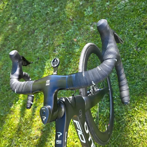 pinarello-dogma-f10-disc-karbon-tarcsafekes-orszaguti-kerekpar-04 Pinarello Dogma F10 Disc karbon tárcsafékes aero országúti kerékpár