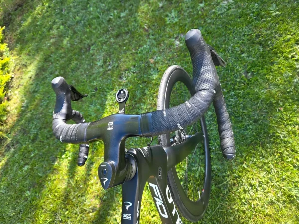 pinarello-dogma-f10-disc-karbon-tarcsafekes-orszaguti-kerekpar-04 Pinarello Dogma F10 Disc karbon tárcsafékes aero országúti kerékpár
