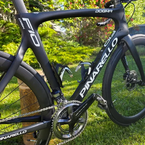 pinarello-dogma-f10-disc-karbon-tarcsafekes-orszaguti-kerekpar-05 Pinarello Dogma F10 Disc karbon tárcsafékes aero országúti kerékpár