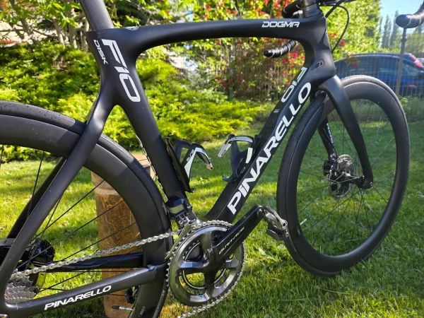 pinarello-dogma-f10-disc-karbon-tarcsafekes-orszaguti-kerekpar-05 Pinarello Dogma F10 Disc karbon tárcsafékes aero országúti kerékpár