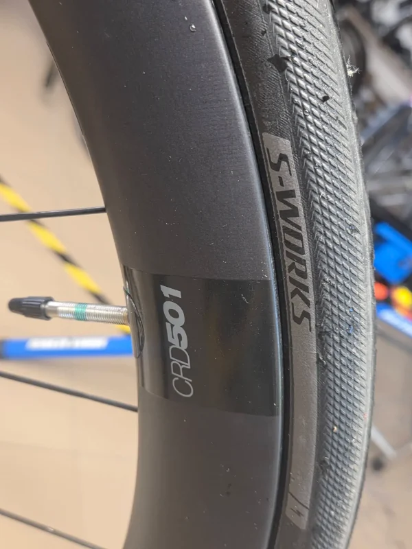 pinarello-dogma-f10-disc-karbon-tarcsafekes-orszaguti-kerekpar-06 Pinarello Dogma F10 Disc karbon tárcsafékes aero országúti kerékpár