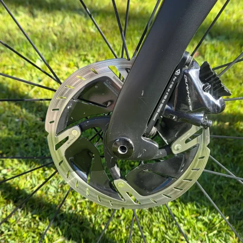 pinarello-dogma-f10-disc-karbon-tarcsafekes-orszaguti-kerekpar-07 Pinarello Dogma F10 Disc karbon tárcsafékes aero országúti kerékpár