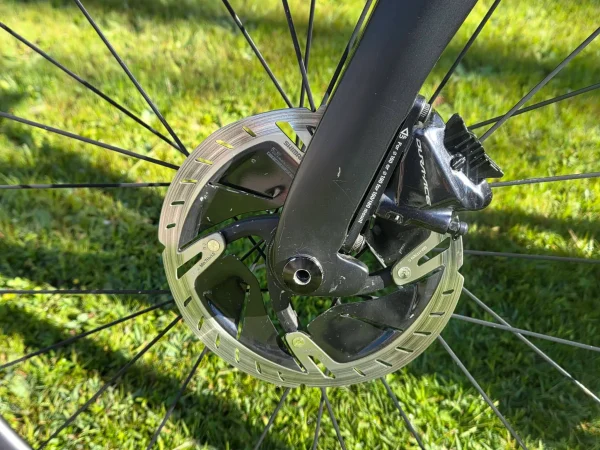 pinarello-dogma-f10-disc-karbon-tarcsafekes-orszaguti-kerekpar-07 Pinarello Dogma F10 Disc karbon tárcsafékes aero országúti kerékpár