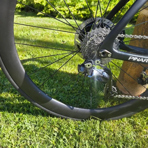 pinarello-dogma-f10-disc-karbon-tarcsafekes-orszaguti-kerekpar-10 Pinarello Dogma F10 Disc karbon tárcsafékes aero országúti kerékpár