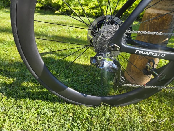 pinarello-dogma-f10-disc-karbon-tarcsafekes-orszaguti-kerekpar-10 Pinarello Dogma F10 Disc karbon tárcsafékes aero országúti kerékpár