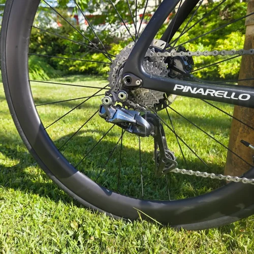 pinarello-dogma-f10-disc-karbon-tarcsafekes-orszaguti-kerekpar-11 Pinarello Dogma F10 Disc karbon tárcsafékes aero országúti kerékpár