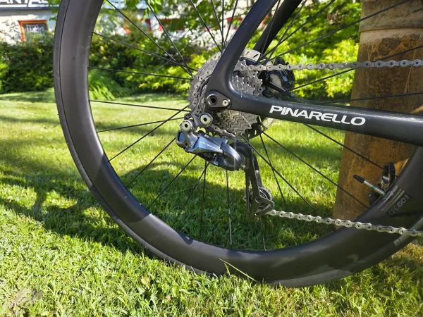 pinarello-dogma-f10-disc-karbon-tarcsafekes-orszaguti-kerekpar-11 Pinarello Dogma F10 Disc karbon tárcsafékes aero országúti kerékpár