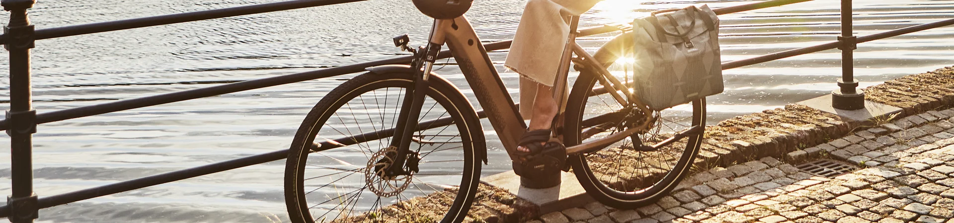 Basil B-Safe Commuter Nordlicht 13L kerékpáros táska hátizsák